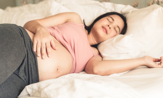 posisi tidur saat hamil muda