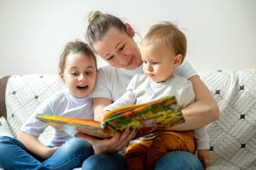 membacakan buku untuk bayi
