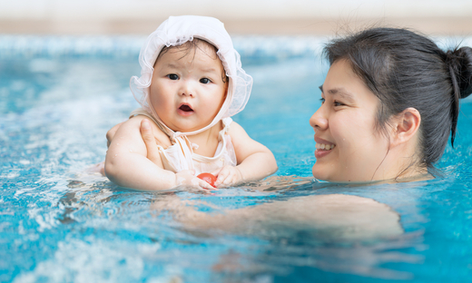 kapan bayi boleh diajarkan berenang