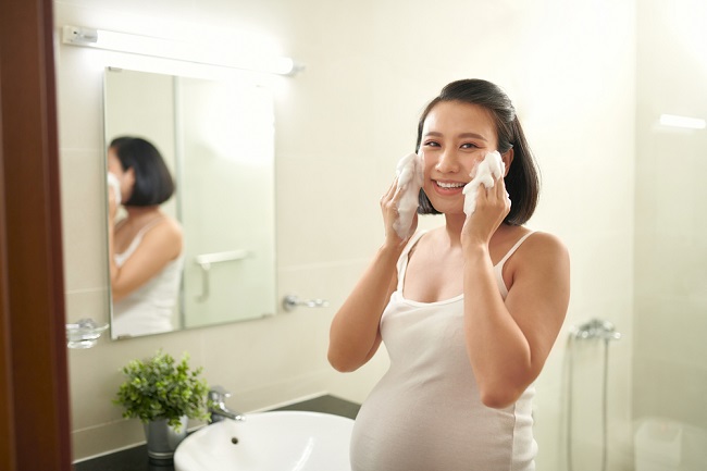 9 Rekomendasi Skincare yang Aman untuk Ibu Hamil